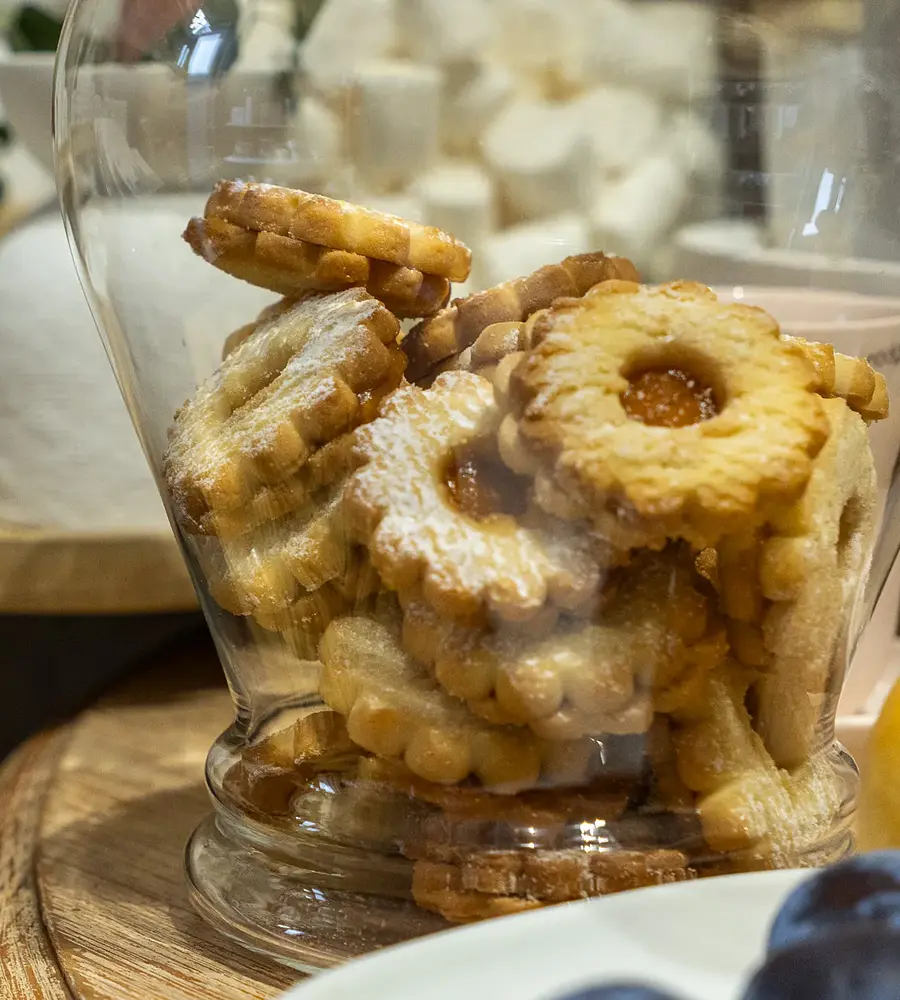 Glas mit selbstgebackenem Gebäck im Hofladen vom Blumenkörbchen