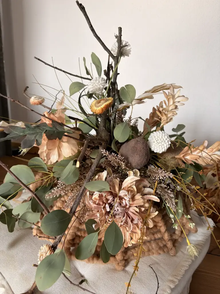 Herbststrauß in Naturtönen mit Eukalyptus und Strohblumen