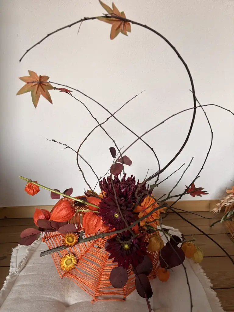 Herbststrauß in kräftigem Orange mit Lampionblumen und Chrysanthemen