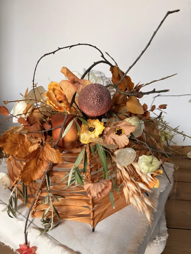 Herbststrauß in Terrakotta und Orange mit Buchenlaub