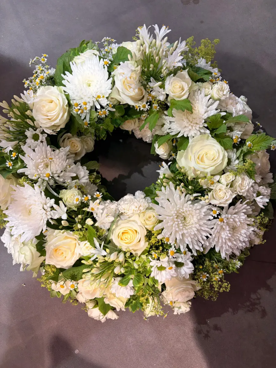 Trauerkranz in Weiß und Creme mit Rosen und Chrysanthemen
