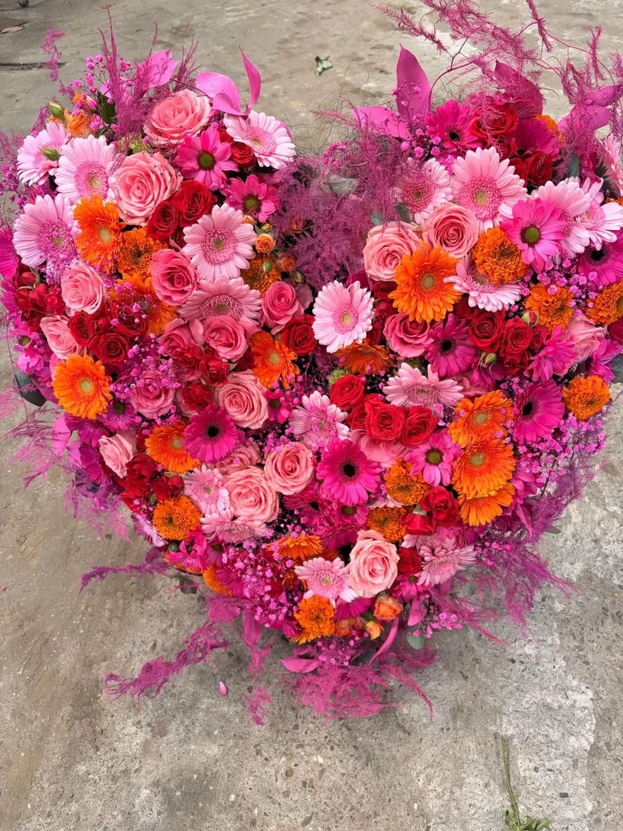 Trauerherz in Pink und Rot mit Gerbera und Rosen