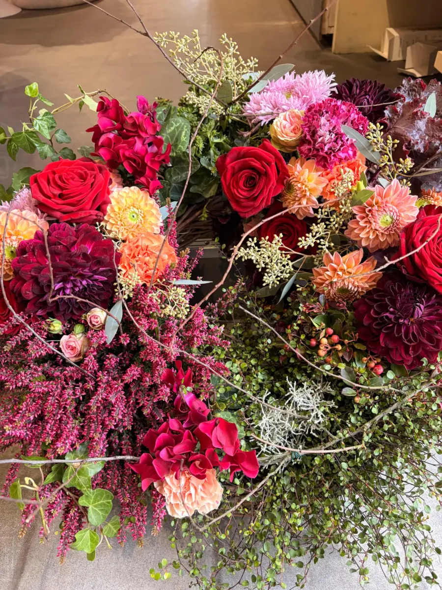 Trauergestecke in Bordeaux und Orange mit Dahlien und Rosen
