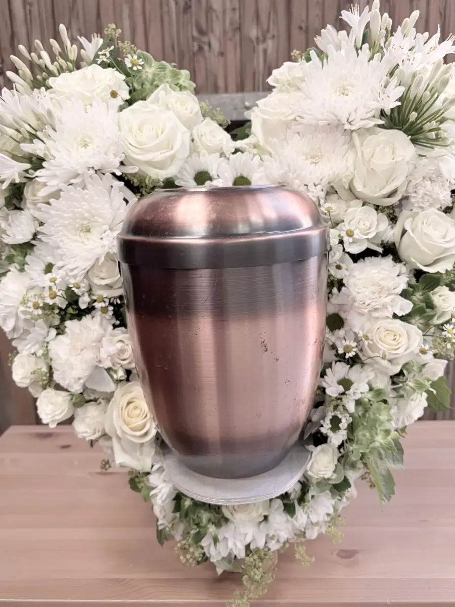 Urne mit weißem Blumenherz aus Rosen und Chrysanthemen