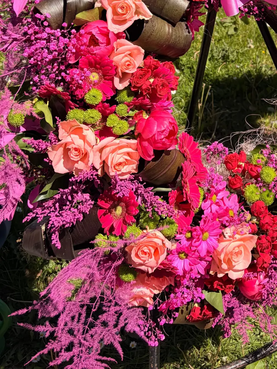 Trauerkranz in Pink mit Gerbera und Rosen