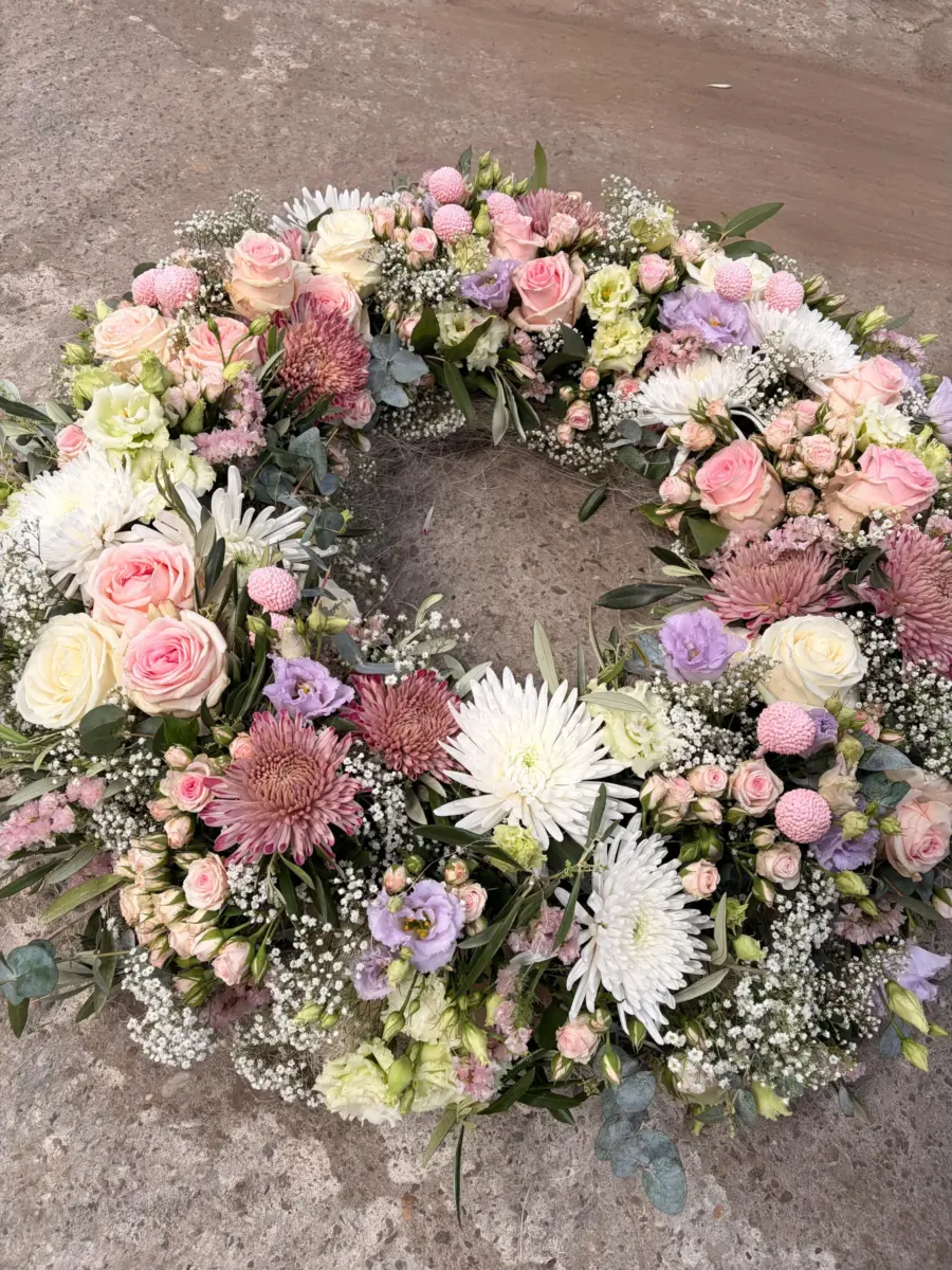Trauerkranz in Pastelltönen mit Rosen und Chrysanthemen
