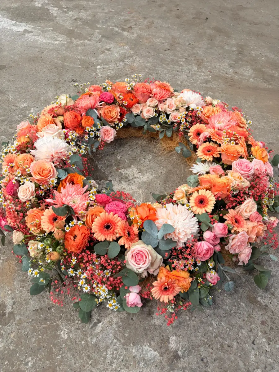 Trauerkranz in Koralle und Orange mit Gerbera und Rosen