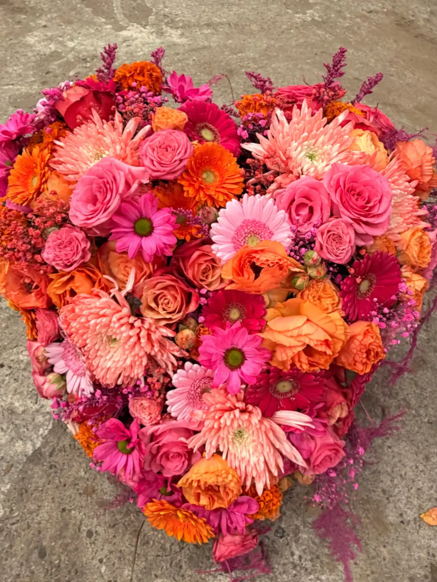 Trauerherz in Pink und Orange mit Gerbera und Rosen