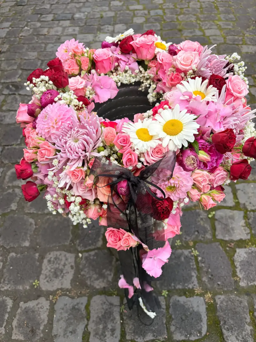 Trauerherz in Rosa und Weiß mit Margeriten und Rosen