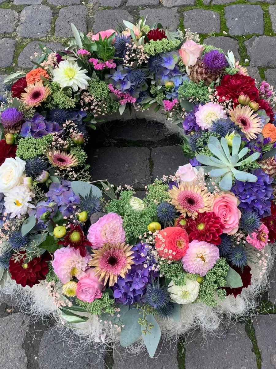 Bunter Trauerkranz mit Dahlien, Hortensien, Disteln und Rosen